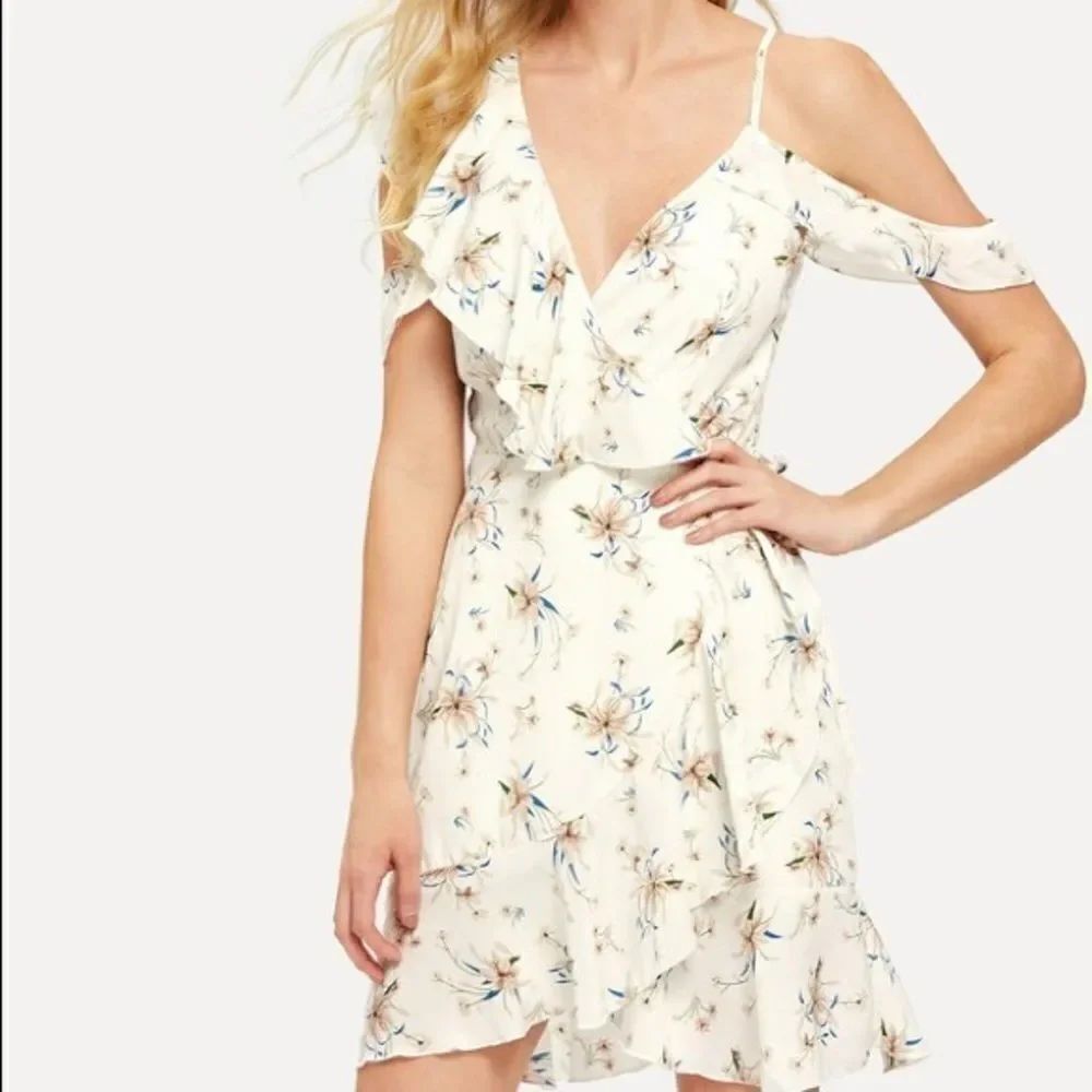 ✨HP✨Asymmetric Shoulder Flounce Wrap Dress✨